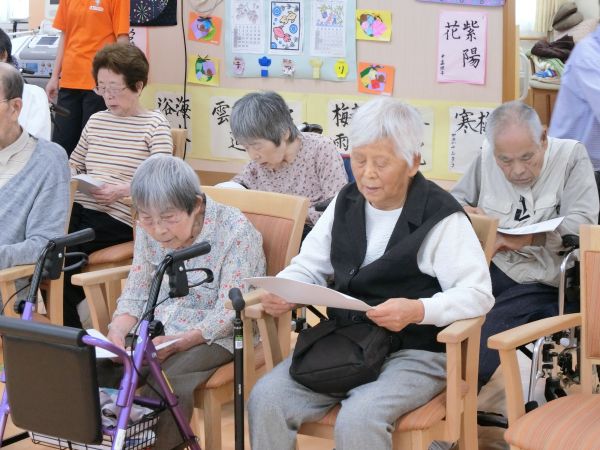 みなさん歌詞カードを見ながら一生懸命です みなさん歌詞カードを見ながら一生懸命です
