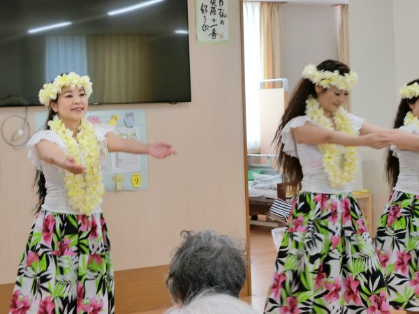 まずはお母様方から素敵な舞が始まりました まずはお母様方から素敵な舞が始まりました