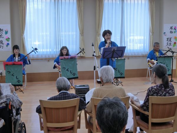 演奏に合わせて杉浦さんの熱唱 演奏に合わせて杉浦さんの熱唱