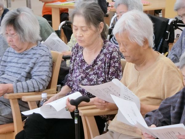 歌詞カードを熱心に見ながら・・・ 歌詞カードを熱心に見ながら・・・