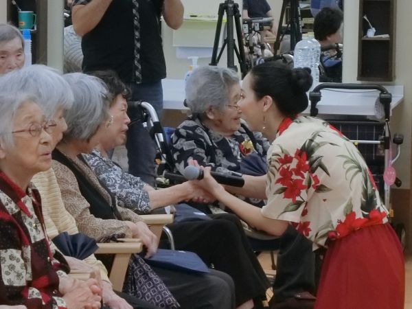 最後はブレンダさんと子供さんたちがひとりずつと握手でお別れしました 最後はブレンダさんと子供さんたちがひとりずつと握手でお別れしました