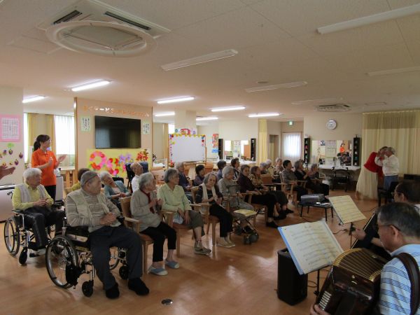 演奏をじっくり聴かせて頂いております 演奏をじっくり聴かせて頂いております