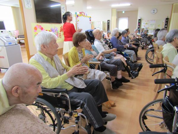 演奏のたびに大きな拍手・・ 演奏のたびに大きな拍手・・
