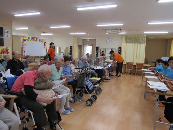 頂いた歌詞カードをみながら演奏を聴き入っております 頂いた歌詞カードをみながら演奏を聴き入っております