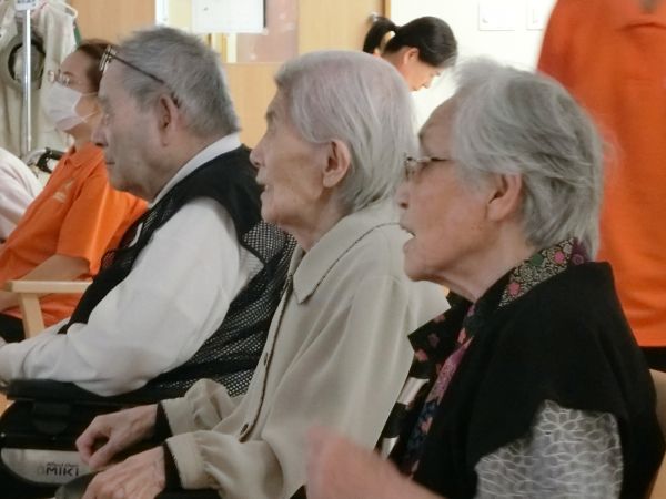 大きな声で歌っていらっしゃいます 大きな声で歌っていらっしゃいます