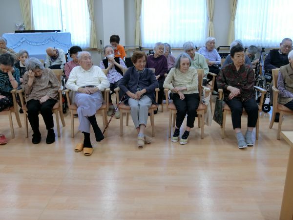 物語に吸い込まれるように聴き入るみなさん 物語に吸い込まれるように聴き入るみなさん