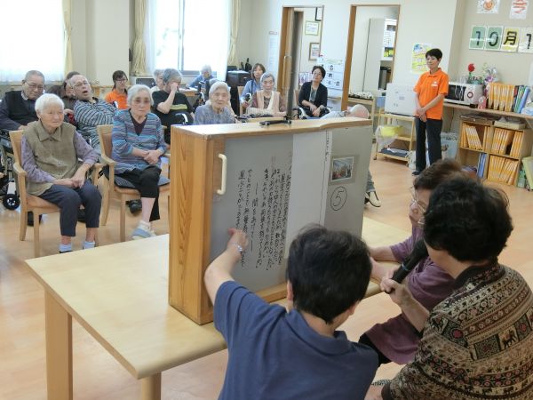 読まれる方々も声色を変えながら・・ 読まれる方々も声色を変えながら・・