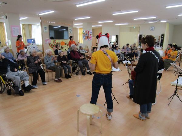 演者の呼びかけに輪になって・・・ 演者の呼びかけに輪になって・・・