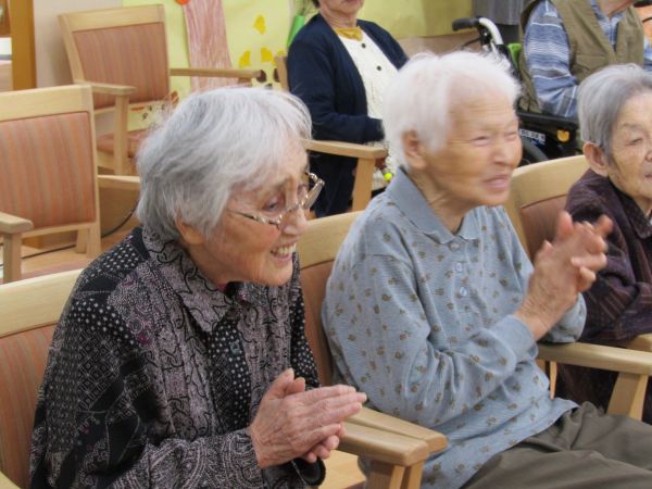 手拍子をしながら 手拍子をしながら