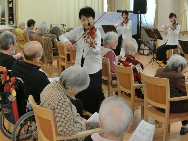 みなさんの間に入って演奏していただき・・ みなさんの間に入って演奏していただき・・