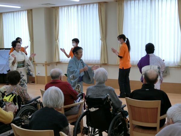 職員も教えてもらいながら一緒に舞を・・・ 職員も教えてもらいながら一緒に舞を・・・