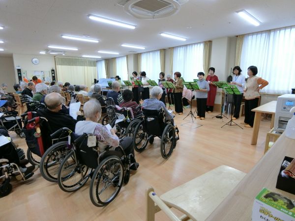 演奏の合間にお話しがあり・・ 演奏の合間にお話しがあり・・