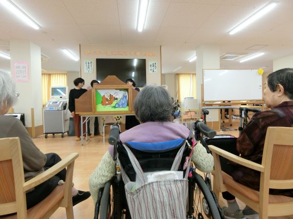 大型の紙芝居が始まりました