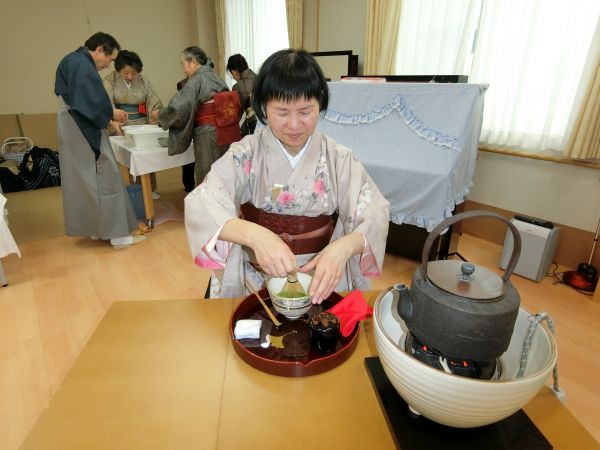 結構なお手前を披露して頂きながら 結構なお手前を披露して頂きながら