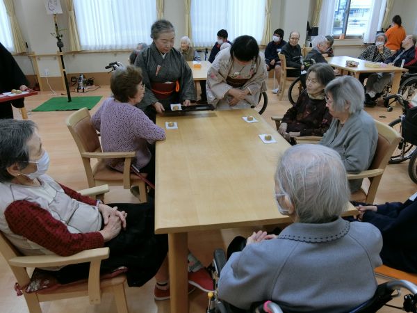 まずお茶菓子が配られました まずお茶菓子が配られました