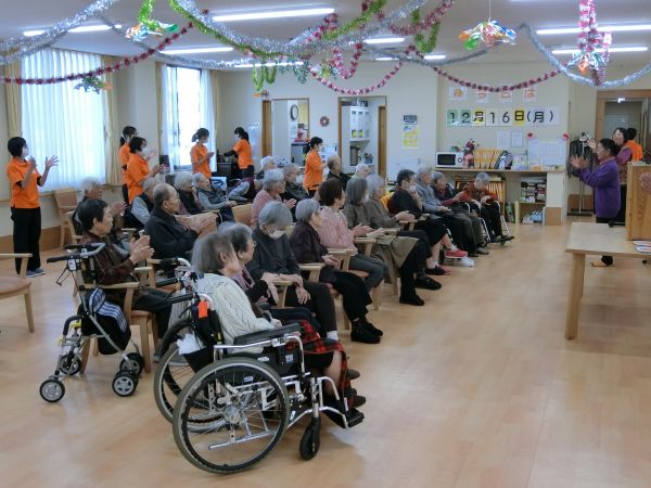 職員も一緒に、”サザエさん体操”です 職員も一緒に、”サザエさん体操”です