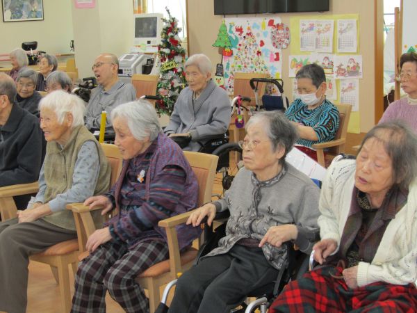 みなさん真剣にタネを捜しています・・ みなさん真剣にタネを捜しています・・