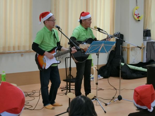 懐かしいフォークソングをメドレーで演奏頂きました・・ 懐かしいフォークソングをメドレーで演奏頂きました・・