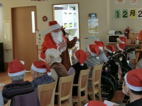 サンタクロースとトナカイが・・。クリスマス会の開催