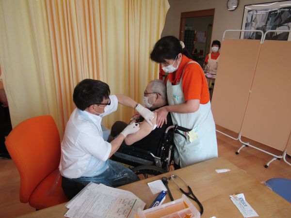 接種中の入居者様 接種中の入居者様